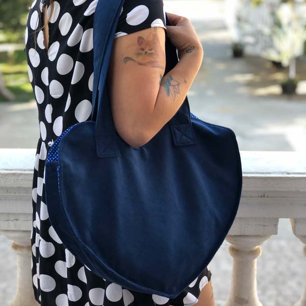 TOTE BAG corazón azul fondo azul con puntitos blancos