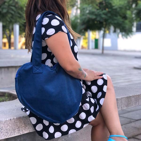 TOTE BAG corazón azul fondo azul con puntitos blancos