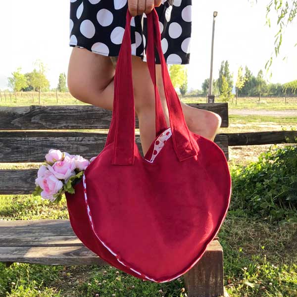 ECOBAG  Corazon rojo fondo blanco con puntos rojos